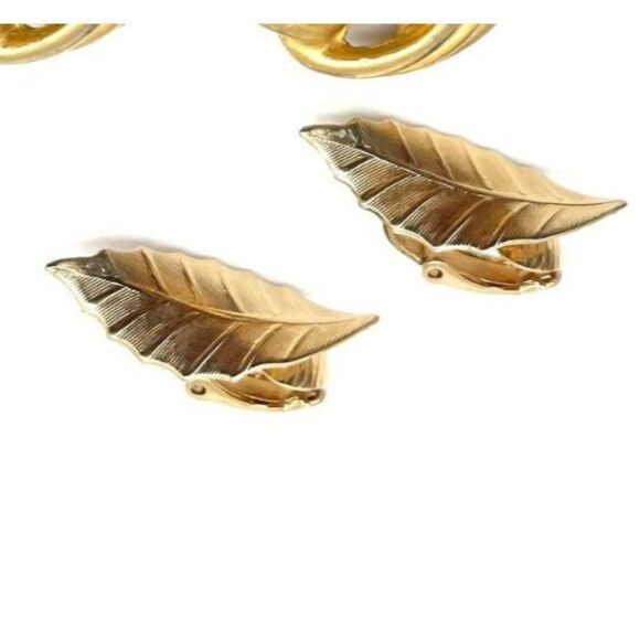 Vintage 80s Dainty Clip On Leaf Earrings 1in - Picture 1 of 2